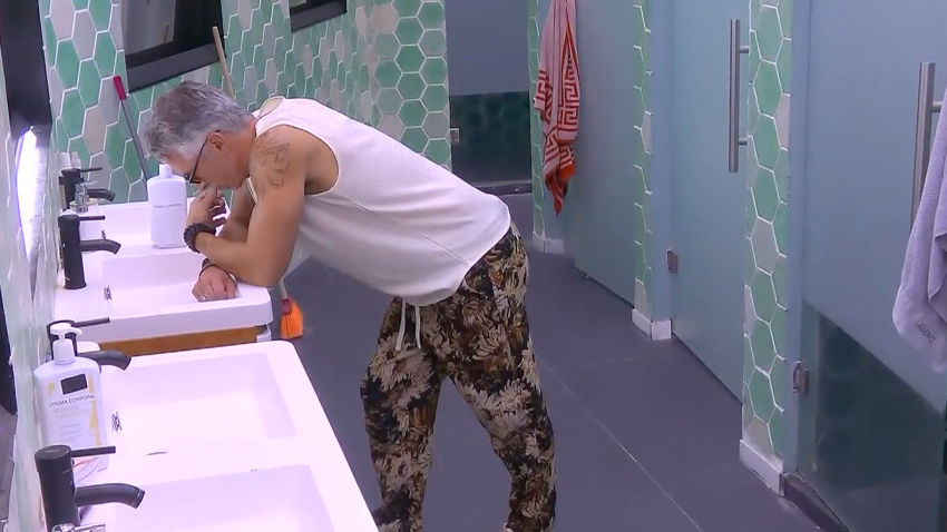 Sumido en el dolor: Diego está consternado por la salida de su amigo Carlos
